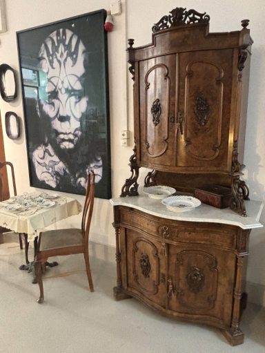 Beautiful late 19th-century marble-top two-tier rosewood cabinet